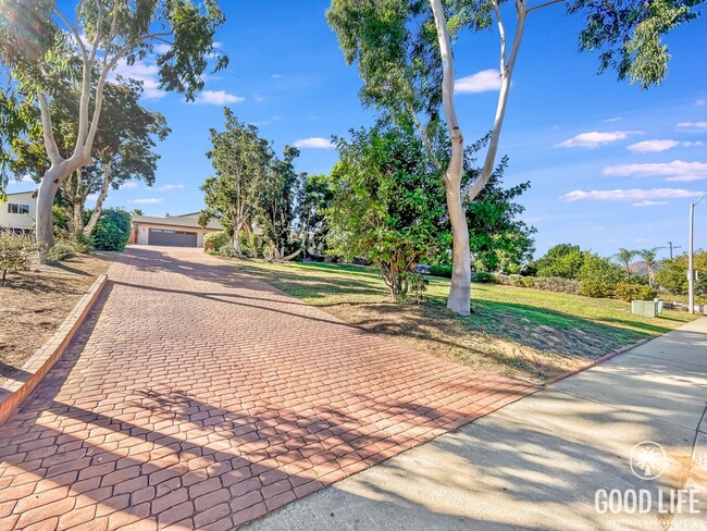 Building Photo - Stunning 4B/2.5BA House in Escondido!