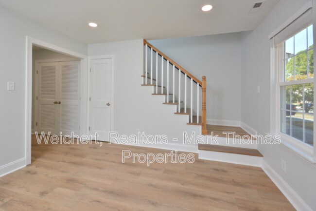 Building Photo - 210 Bridgefield Pl