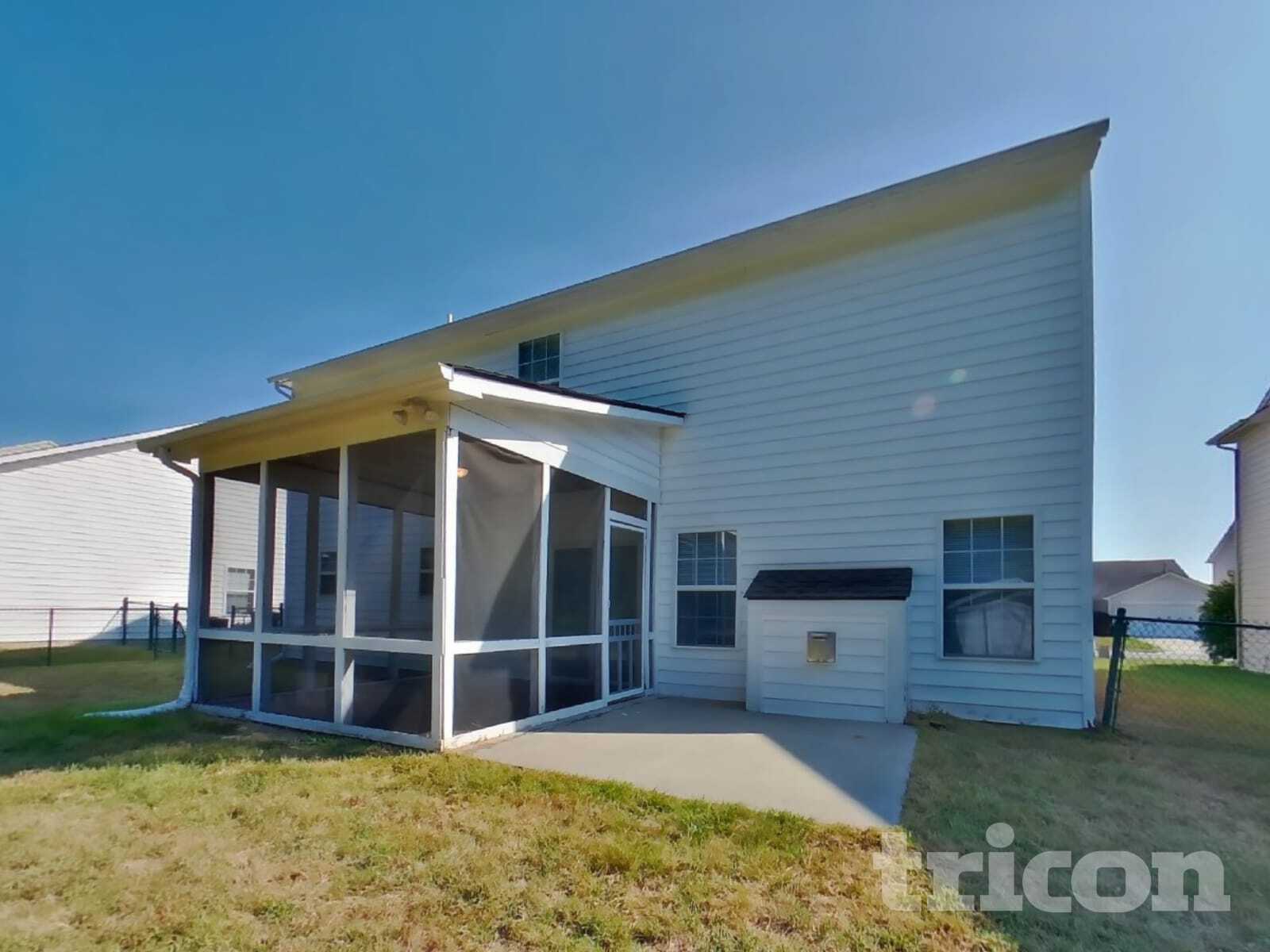 Building Photo - 2990 Parkview Dr
