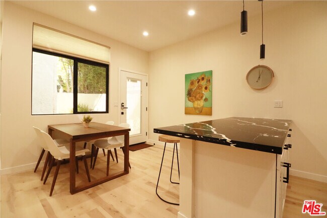 Building Photo - 9040 Phyllis Ave