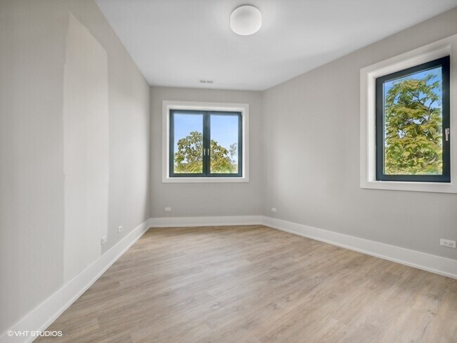 Building Photo - 3839 N Clark St