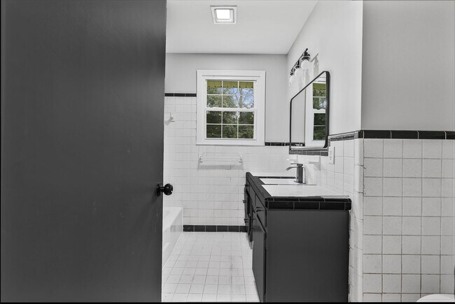 Building Photo - 3 Bedroom 2 Bath Home For Rent Near Downtown!