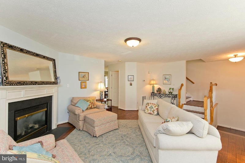 Building Photo - 2079 Honeysuckle Ln