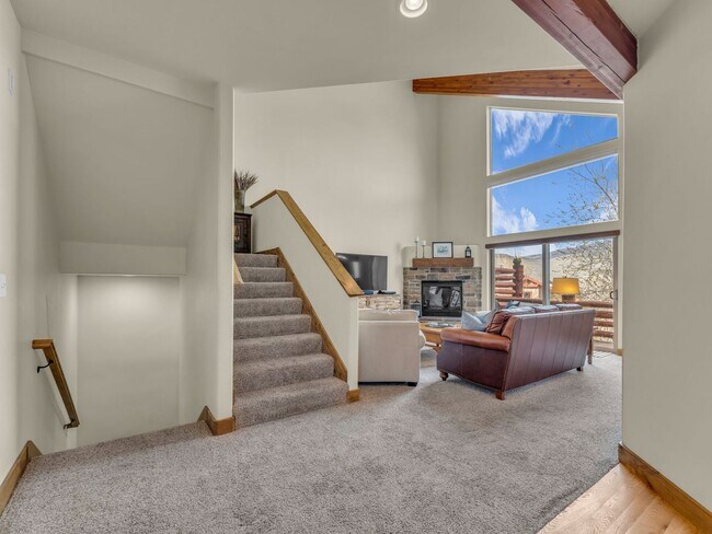 Building Photo - Cedar Ridge Townhome  **Mid-April thru November Rental**