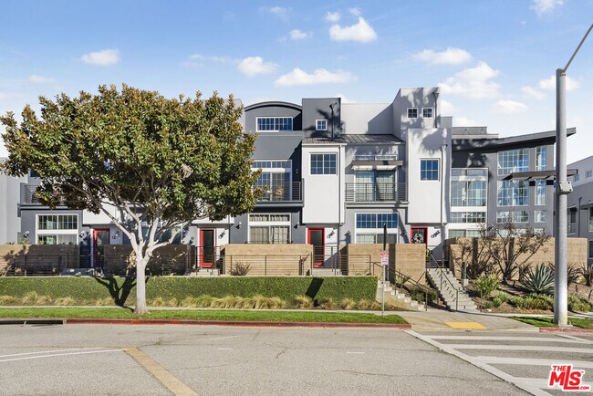 Building Photo - 5350 Playa Vista Dr