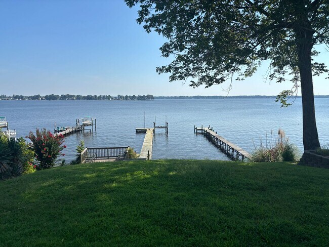 Building Photo - Fabulous 3 bedroom 2 bath in waterfront community!