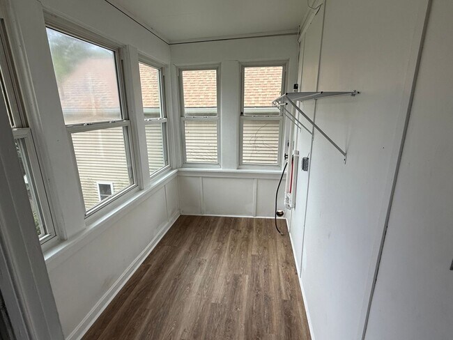 Building Photo - Charming 4-Bedroom Single-Family Home | Section?8 Eligible