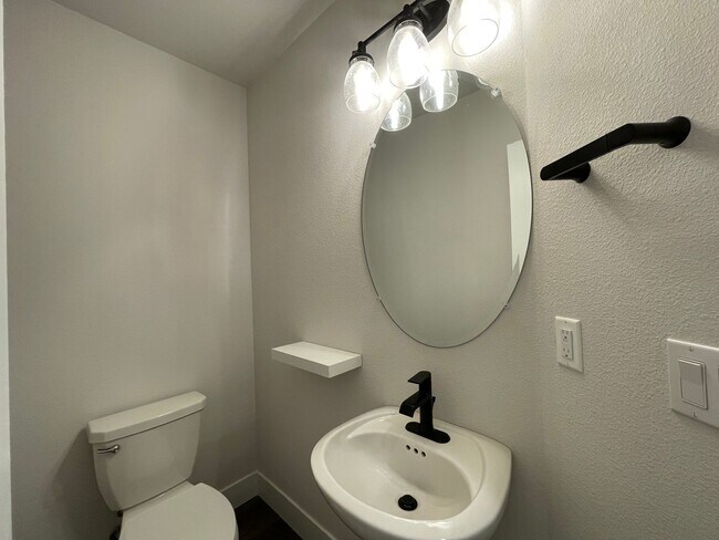 Building Photo - Beautiful, Bight & Modern 2Bd/2.5Ba Townhome in North Bethany! Two car attached garage, In unit l...