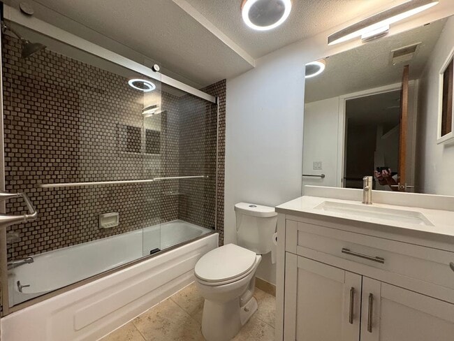 Building Photo - Beautifully Remodeled 3BD/2.5BA Spacious T...
