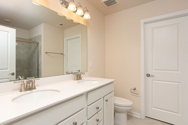 Building Photo - Beautiful 3 bedroom, 2.5 bath townhome in ...