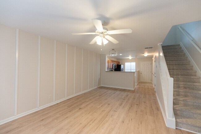 Building Photo - Beautifully Updated 2-Bedroom, 2.5-Bath Townhome in Greensboro