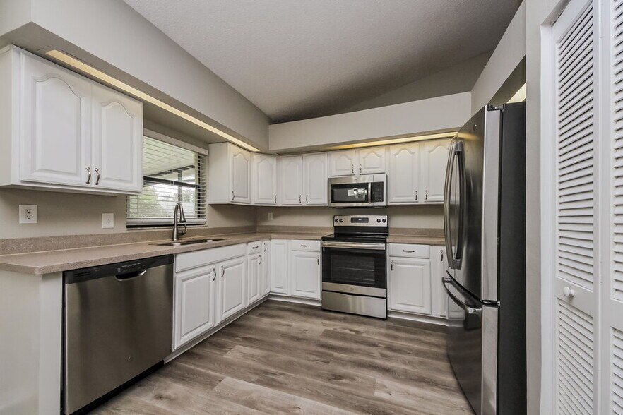 Building Photo - 610 N Delmonte Ct
