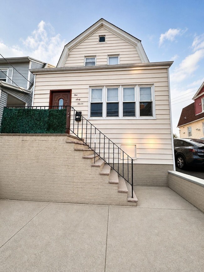 Building Photo - 167 Gates Ave