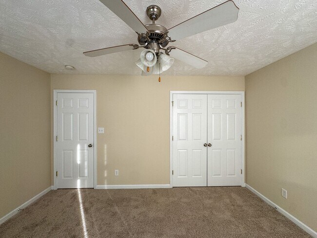 Building Photo - 3 Bed 2.5 Bath Townhome with New Flooring and Paint