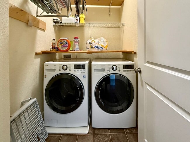 Building Photo - Modern living in the heart of Greenbrier - 4 BR home with open layout