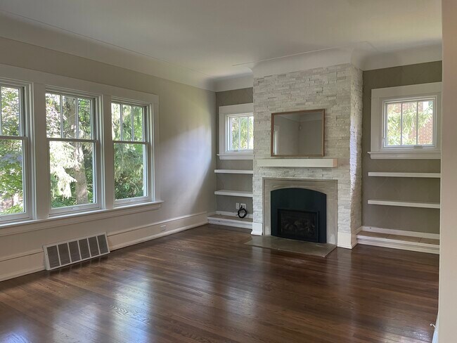 Building Photo - 1662 Wealthy St SE