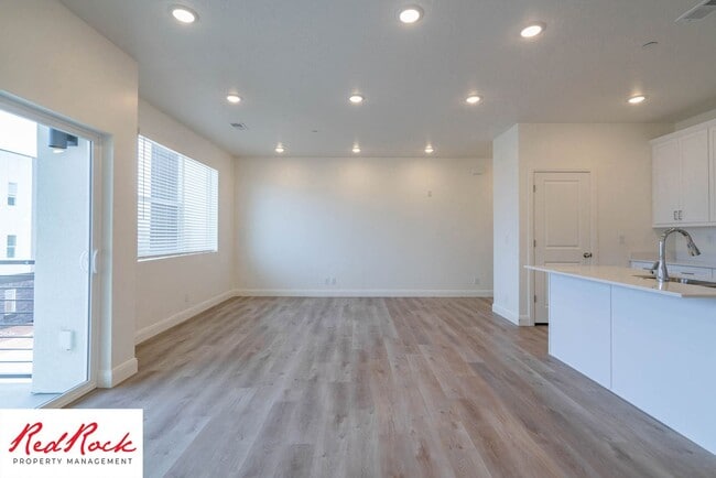 Building Photo - Spacious 3 Bedroom Unit in Desert Color With Pool & Lagoon Access