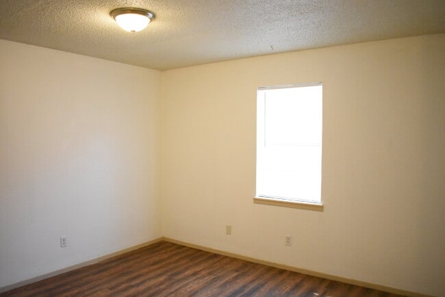 Building Photo - Updated Duplex in a Wonderful Central Loca...