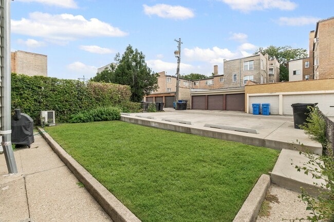Building Photo - 2553 W Summerdale Ave