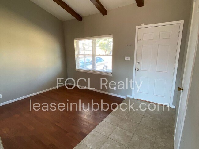 Building Photo - 3 bed 2 bath