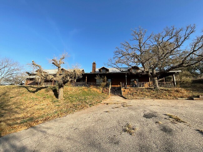 Building Photo - Gorgeous 2 Bedroom, 2 1/2 Bath Home  with BONUS room in Sunrise Beach, TX.