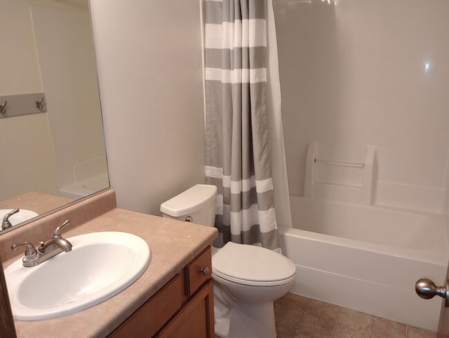 Building Photo - Three bedroom two bathroom twin home