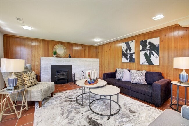 Building Photo - 4Bd/1.75Ba Seattle Home