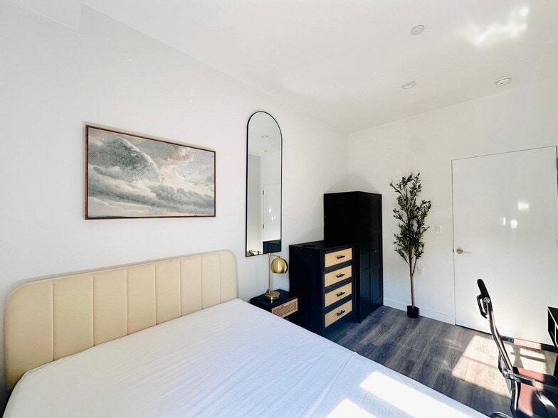 Building Photo - Furnished room/NOT APARTMENT