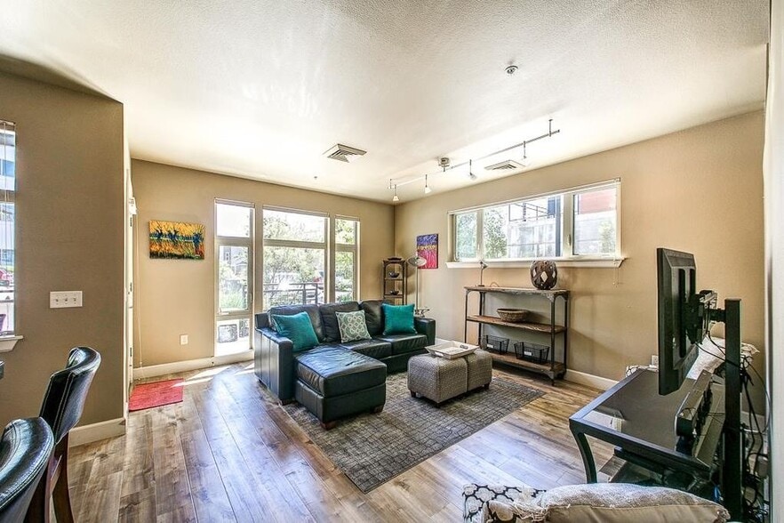 Building Photo - 406 S 13th