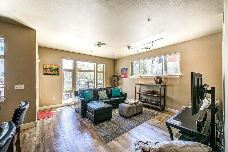 Building Photo - 406 S 13th St