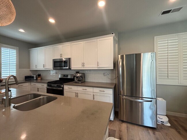 Building Photo - Updated 4 Bedroom 3.5 bath Condo located i...