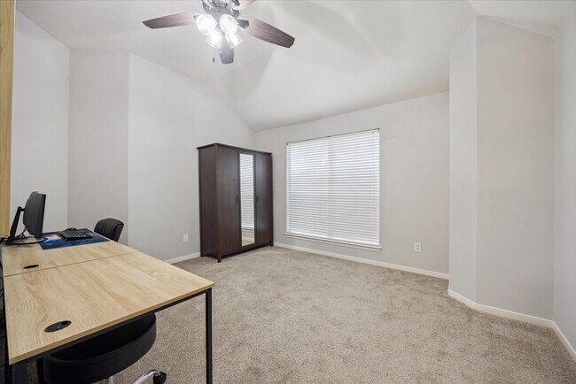Building Photo - 606 Pine Walk Trail