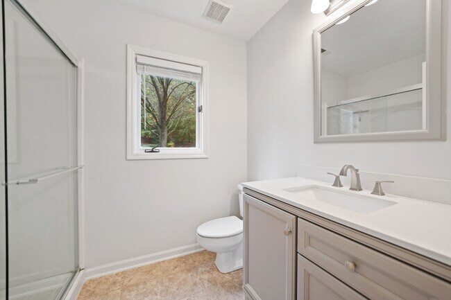 Building Photo - 3BR/2.5BA Townhome in Prime Durham/Chapel Hill Location!
