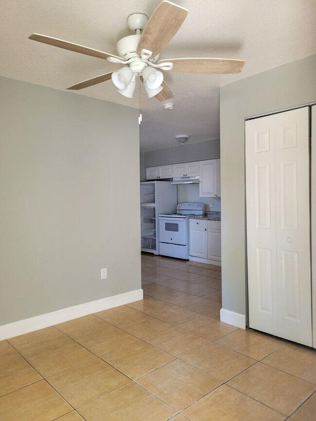 Building Photo - 1000 E Magnolia Ave