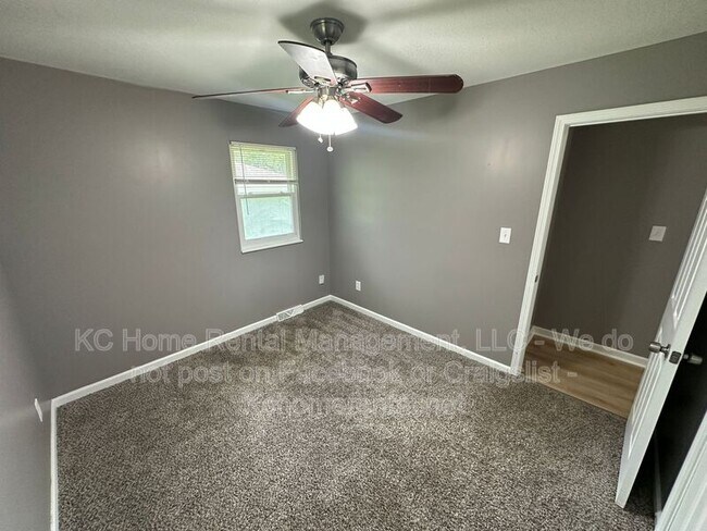Building Photo - 424 NE Lakeview Dr