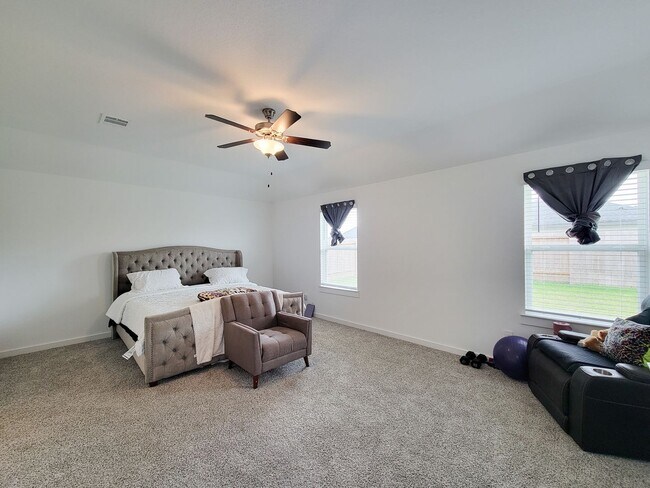 Building Photo - This stunning 4-bedroom, 2-bathroom Rosharon lease features modern upgrades, an open-concept layo...