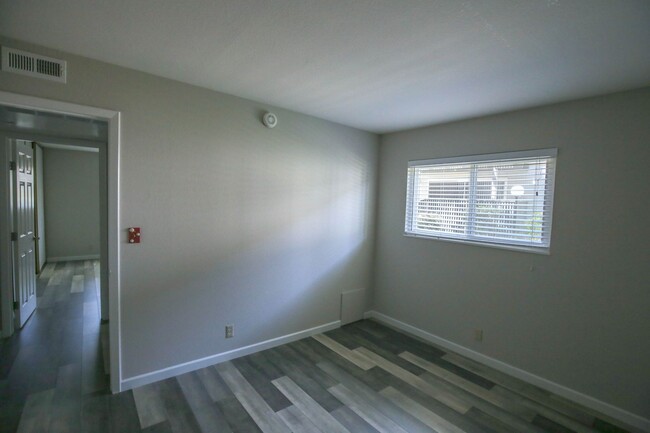 Building Photo - San Ramon Gardens Condo - 2 Bed and 1 Bath...