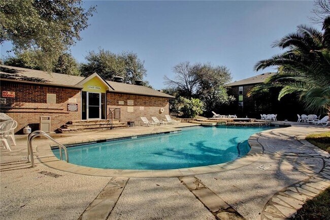 Building Photo - 7685 Northcross Dr