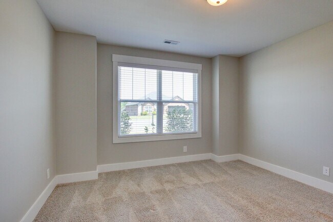 Building Photo - Fresh and Clean 3 bed/2 bath minutes from Exit 8.  Show Stopper!