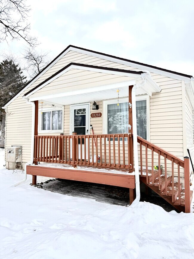 Building Photo - 18288 Deering St