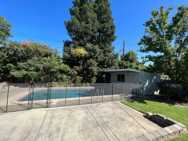 Building Photo - Charming Neighborhood in Carmichael with b...