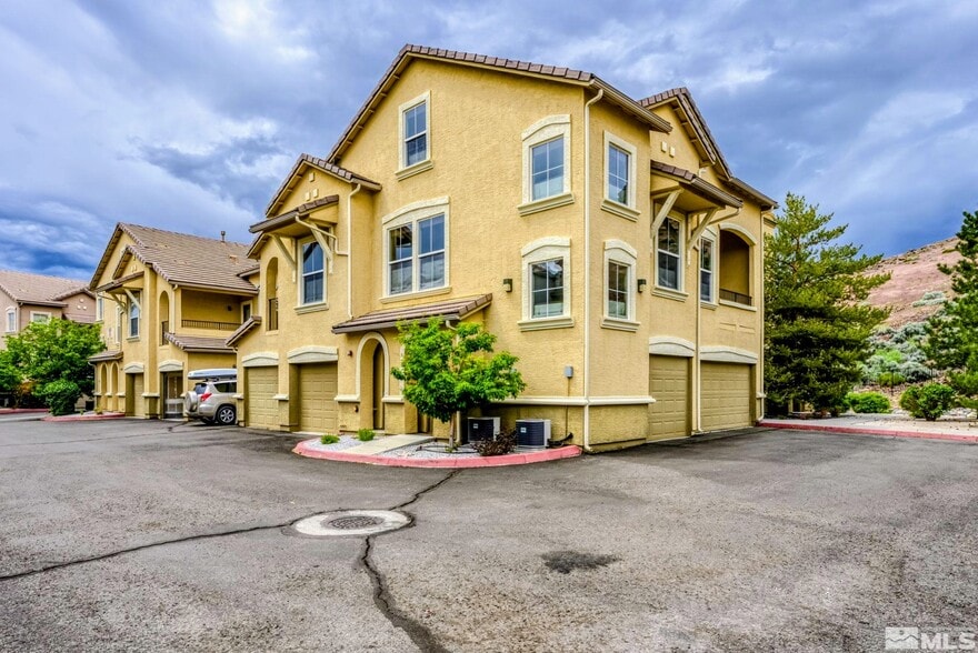 1-car garage with perpendicular entrances - 9050 Double R Blvd