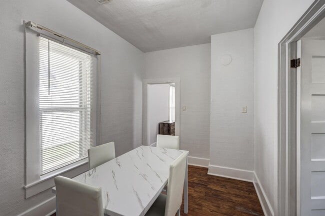 Building Photo - 1221 W 10th St