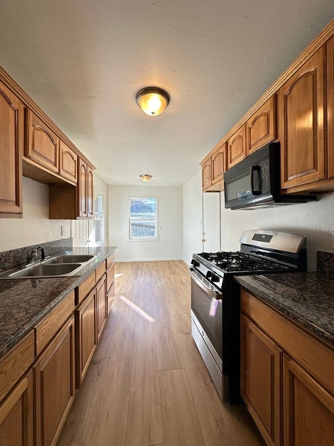 Building Photo - Charming Three Bedroom Near Westfield Park