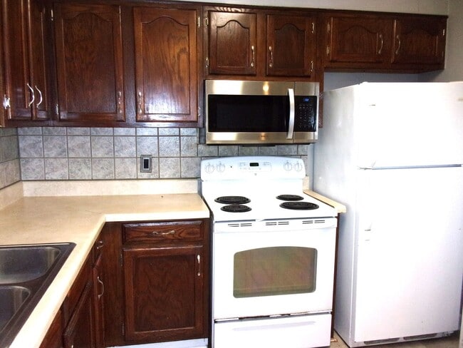 Building Photo - 2 Bedroom 1 Bath Ground Floor Condo