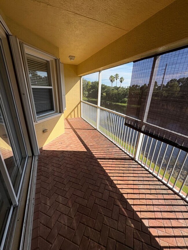 Building Photo - 3/2/1 Townhome in River Glen!  More Pics C...