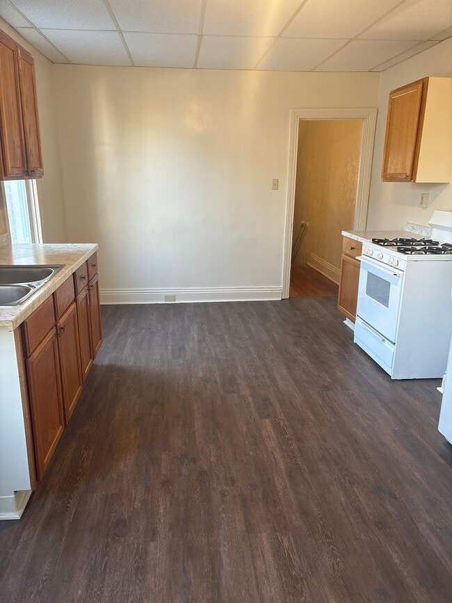 Building Photo - 3 Bedroom 1 Bath 2nd/3rd Floor Apartment-York City SD