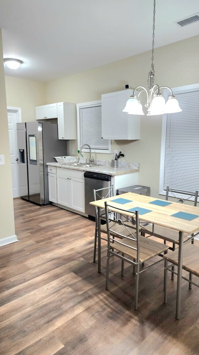 Building Photo - 376 Washington Dr