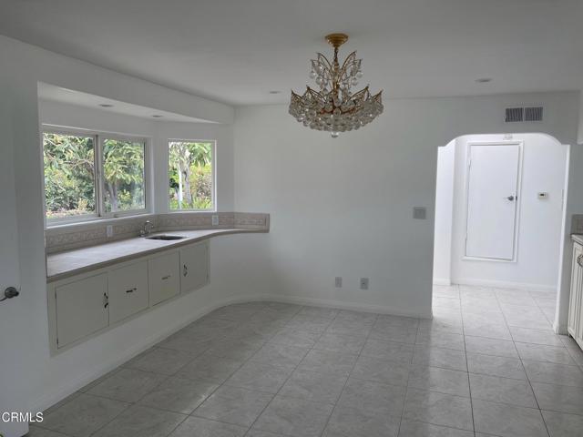Building Photo - 1148 Colina Vista