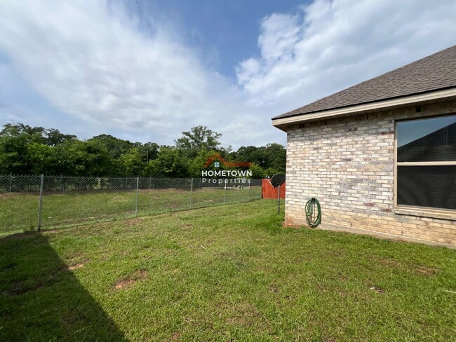 Building Photo - Beautiful 3 bedroom home centrally located...